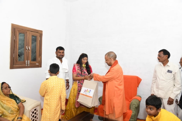 दीपक सिंह के घर मांगलिक कार्यक्रम में पहुंचे सीएम, बहन को दिया आशीर्वाद* दीपक सिंह के घर मांगलिक कार्यक्रम में पहुंचे सीएम, बहन को दिया आशीर्वाद*