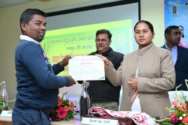 समापन समारोह में मंत्री शिल्पी नेहा तिर्की समेत अन्य समापन समारोह में मंत्री शिल्पी नेहा तिर्की समेत अन्य