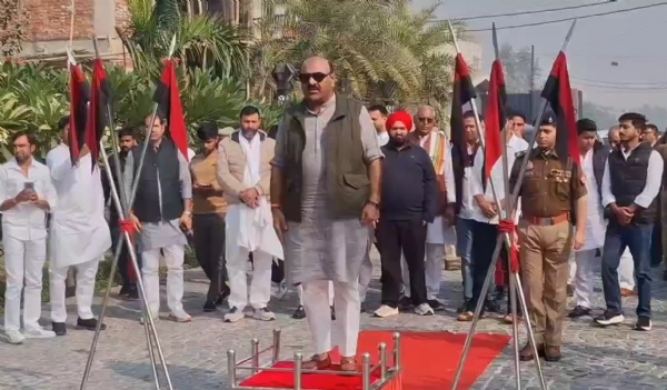 बागपत में गार्ड ऑफ ऑनर लेते डिप्टी सीएम बागपत में गार्ड ऑफ ऑनर लेते डिप्टी सीएम