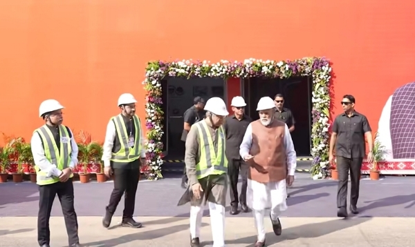 बुलेट ट्रेन स्टेशन पर पीएम मोदी का विशेष दौरा बुलेट ट्रेन स्टेशन पर पीएम मोदी का विशेष दौरा