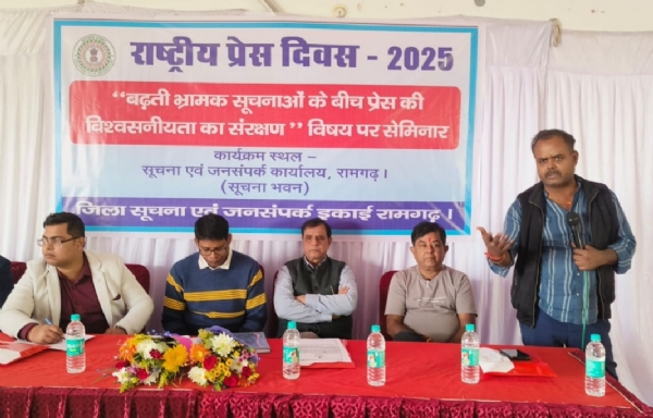 कार्यक्रम में शामिल लोग कार्यक्रम में शामिल लोग