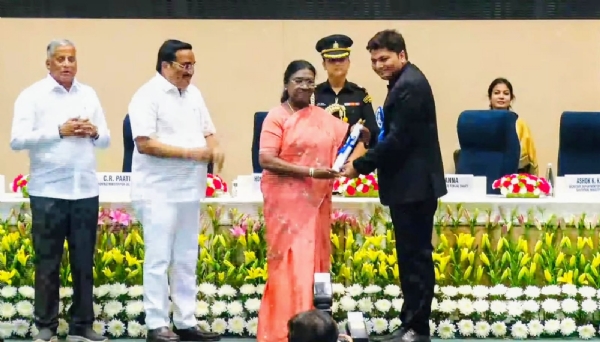 राष्ट्रपति द्रौपदी मुर्मु के हाथों रायपुर नगर निगम आयुक्त विश्वदीप पुरस्कार ग्रहण करते हुए राष्ट्रपति द्रौपदी मुर्मु के हाथों रायपुर नगर निगम आयुक्त विश्वदीप पुरस्कार ग्रहण करते हुए