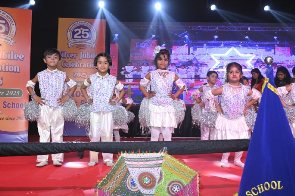 फर्रुखाबाद।रोजी पब्लिक स्कूल में कार्यक्रम पेश कर रहे बच्चे।