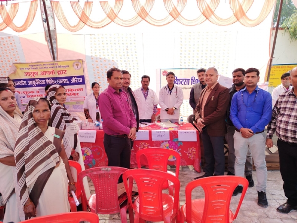 गांव में लगा अरोग्य मेला में उपस्थित स्वास्थ विभाग की टीम।