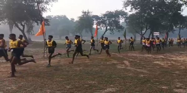 वाराणस्यां प्रवर्तमानायां अग्निवीर-नियुक्तिः कार्यक्रमे इत्यस्मिन् आयोजनस्य प्रसङ्गे मिर्जापुर-, भदोही-, गोरखपुर-जनपदेषु स्थिताः युवा-अभ्यर्थिनः स्वस्य शारीरिक-प्रभुत्वम् अदर्शयन्