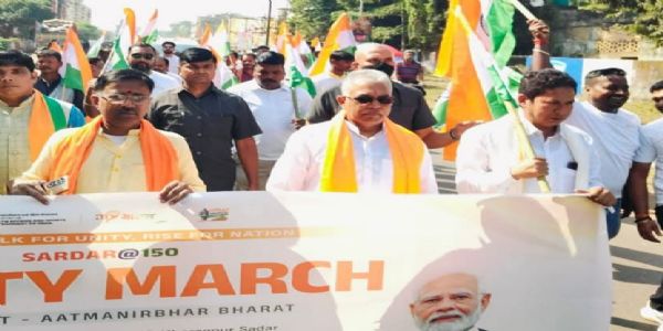 खड़गपुरे सरदारवल्लभभाईपटेलस्य १५०वीं जयन्त्यवसरे चतुर्किलोमीटर परिमितं ‘एकतायात्रा’