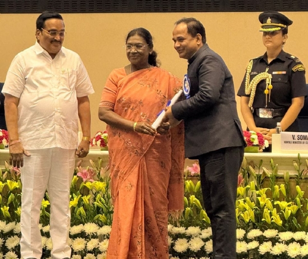 राष्ट्रपति द्रौपदी मुर्मु के हाथों रायपुर कलेक्टर डॉ गौरव सिंह पुरस्कार ग्रहण करते हुए राष्ट्रपति द्रौपदी मुर्मु के हाथों रायपुर कलेक्टर डॉ गौरव सिंह पुरस्कार ग्रहण करते हुए