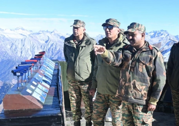 उत्तरी सेना कमांडर ने उत्तरी कश्मीर में घुसपैठ रोधी ग्रिड की समीक्षा की उत्तरी सेना कमांडर ने उत्तरी कश्मीर में घुसपैठ रोधी ग्रिड की समीक्षा की