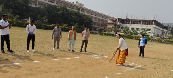 उद्घाटन करते अतिथि उद्घाटन करते अतिथि