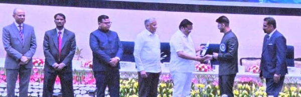 केंद्रीय केंद्रीय जल शक्ति मंत्री सीआर पाटिल के हाथों कलेक्टर दीपक सोनी पुरस्कार ग्रहण करते हुए केंद्रीय केंद्रीय जल शक्ति मंत्री सीआर पाटिल के हाथों कलेक्टर दीपक सोनी पुरस्कार ग्रहण करते हुए