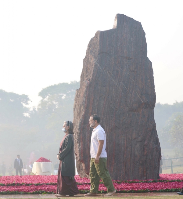 कांग्रेस अध्यक्ष मल्लिकार्जुन खरगे, कांग्रेस संसदीय दल की अध्यक्ष सोनिया गांधी तथा लोकसभा में विपक्ष के नेता राहुल गांधी शक्ति स्थल पहुंचे। कांग्रेस अध्यक्ष मल्लिकार्जुन खरगे, कांग्रेस संसदीय दल की अध्यक्ष सोनिया गांधी तथा लोकसभा में विपक्ष के नेता राहुल गांधी शक्ति स्थल पहुंचे।