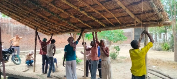 मिलकर हाथ लगाते लोग मिलकर हाथ लगाते लोग