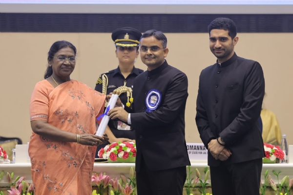 पुरस्कार लेते वाराणसी जिलाधिकारी पुरस्कार लेते वाराणसी जिलाधिकारी