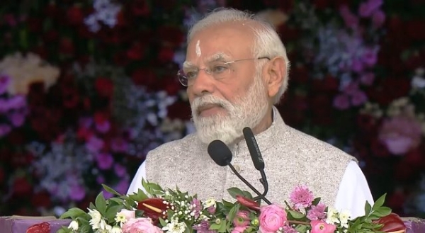 प्रधानमंत्री नरेन्द्र मोदी बुधवार को पुट्टापर्थी में श्री सत्य साईं बाबा के शताब्दी समारोह को संबोधित करते हुए