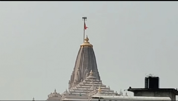 ट्रायल के समय शिखर पर फहरा ता हुआ ध्वज ट्रायल के समय शिखर पर फहरा ता हुआ ध्वज