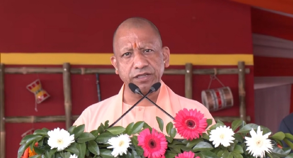 जनसुनवाई करते मुख्यमंत्री योगी जनसुनवाई करते मुख्यमंत्री योगी