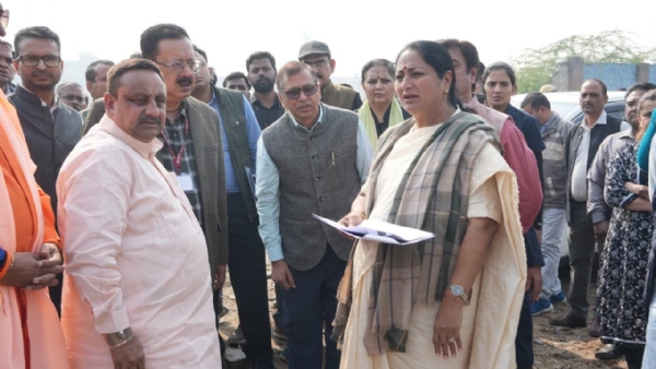 साहिबी नदी के किनारे स्थित क्षेत्रों का बुधवार को दौरा करते मुख्यमंत्री रेखा गुप्ता, साथ में सांसद भाजपा सासंद प्रवीण खंडेलवाल साहिबी नदी के किनारे स्थित क्षेत्रों का बुधवार को दौरा करते मुख्यमंत्री रेखा गुप्ता, साथ में सांसद भाजपा सासंद प्रवीण खंडेलवाल