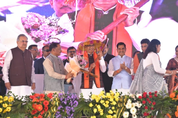 कार्यक्रम में मुख्य अतिथि शिवराज सिंह का सम्मान करते हुए मंत्रीगण।