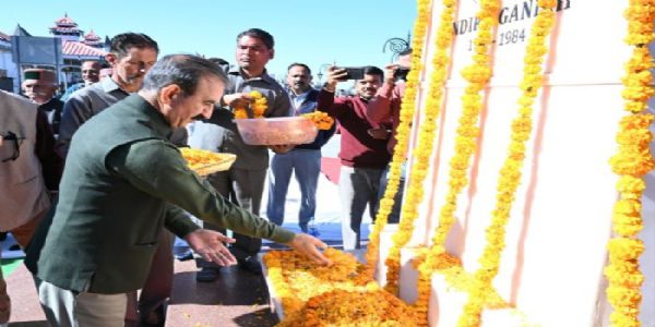 मुख्यमन्त्रिणा पूर्वप्रधानमन्त्रिण्याः इन्दिरा-गान्ध्याः जयन्त्यां पुष्पाञ्जलिः अर्पिता