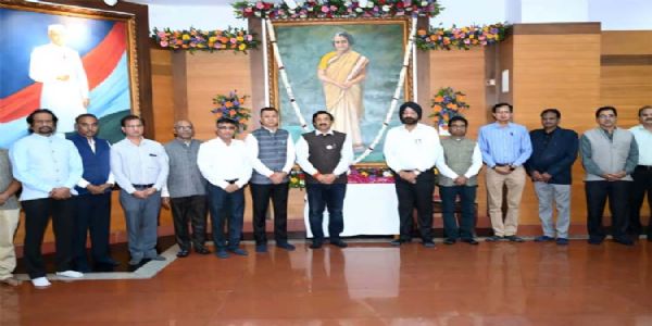रायपुरम् — विधानसभापरिसरे पूर्वप्रधानमन्त्री इन्दिरा गाँधी इत्यस्याः जयंती-अवसरे तस्यै श्रद्धासुमनानि अर्पितानि