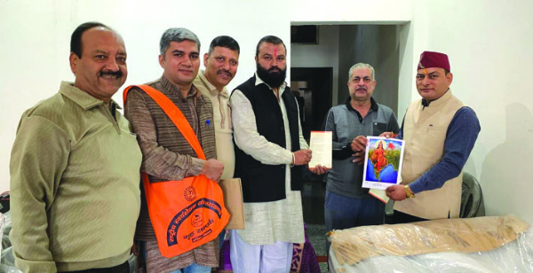 जन सम्पर्क कर संदेश देते हुए