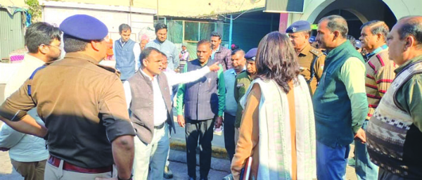 निरीक्षण करते डीएम निरीक्षण करते डीएम