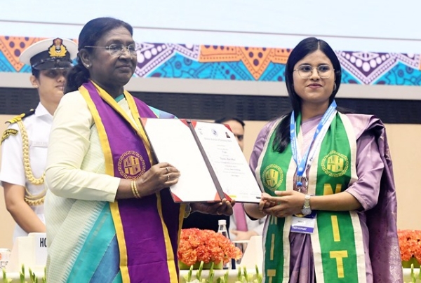 राष्ट्रपति द्रौपदी मुर्मु बुधवार को एनआईटी दिल्ली के पांचवें दीक्षांत समारोह के दौरान एक छात्र को डिग्री प्रदान करती हुईं।