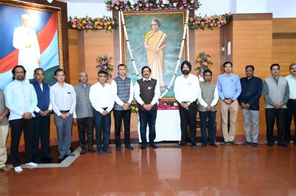 पूर्व प्रधान मंत्री इंदिरा गांधी विधान सभा सचिव दिनेश शर्मा ने पुष्पांजलि अर्पित करते हुए पूर्व प्रधान मंत्री इंदिरा गांधी विधान सभा सचिव दिनेश शर्मा ने पुष्पांजलि अर्पित करते हुए