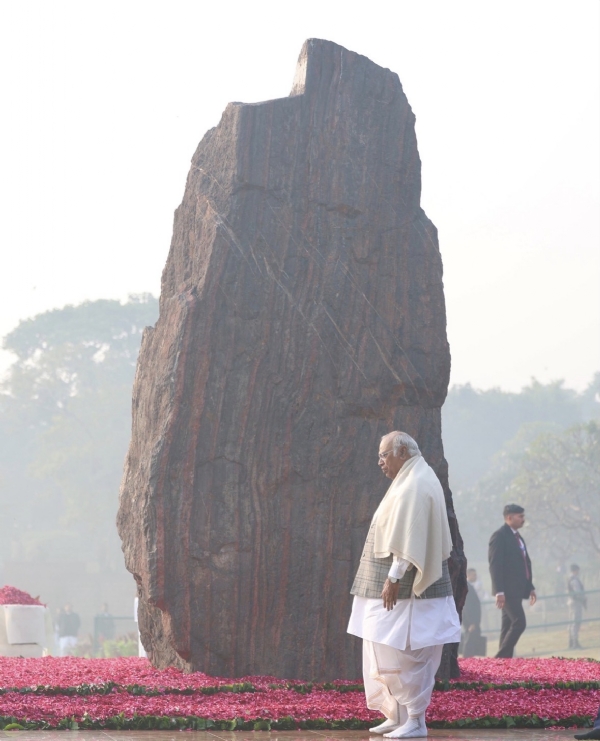 कांग्रेस अध्यक्ष मल्लिकार्जुन खरगे, कांग्रेस संसदीय दल की अध्यक्ष सोनिया गांधी तथा लोकसभा में विपक्ष के नेता राहुल गांधी शक्ति स्थल पहुंचे। कांग्रेस अध्यक्ष मल्लिकार्जुन खरगे, कांग्रेस संसदीय दल की अध्यक्ष सोनिया गांधी तथा लोकसभा में विपक्ष के नेता राहुल गांधी शक्ति स्थल पहुंचे।
