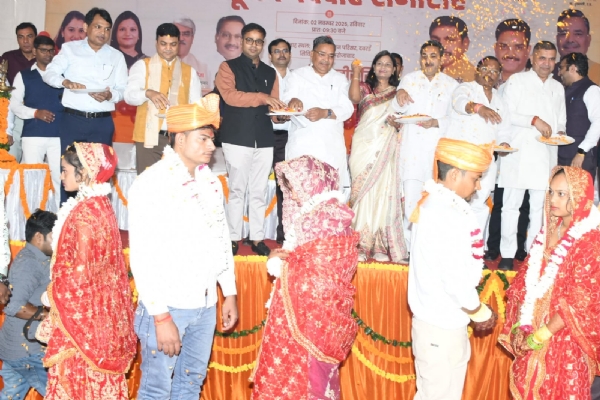 नव दंपत्ति को आशीर्वाद देते मंत्री