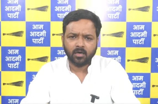 आआपा) अवध प्रांत अध्यक्ष विनय पटेल बाेलते हुए