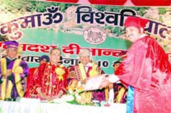 10 अगस्त 2011 को कुमाऊं विवि के 11वें दीक्षांत समारोह में पूर्व राष्ट्रपति डॉ. एपीजे अब्दुल कलाम।