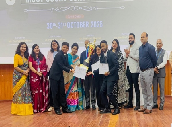 पुरस्कार पाते बीबीएयू के छात्र