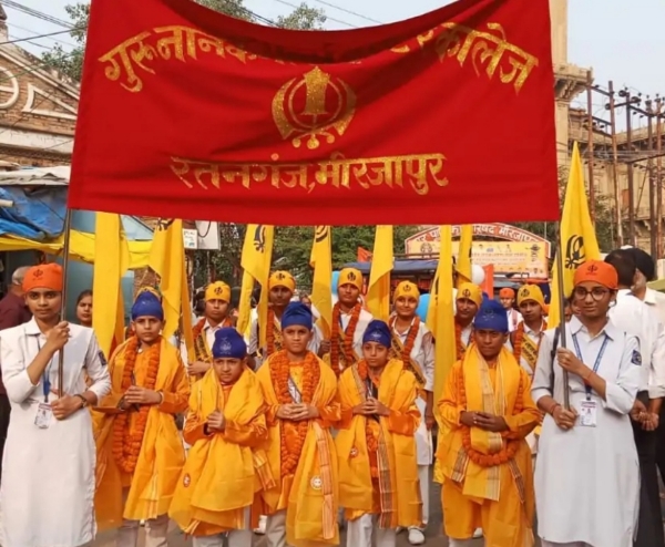 नगर में निकली भव्य शोभायात्रा