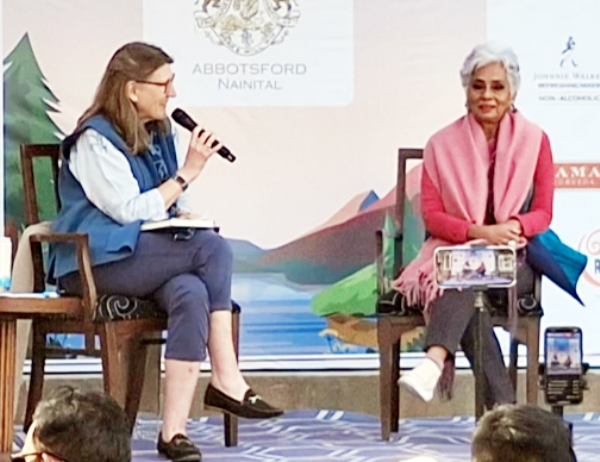 आयोजन में साहित्य-संस्कृति पर वार्ता करते प्रतिभागी। आयोजन में साहित्य-संस्कृति पर वार्ता करते प्रतिभागी।