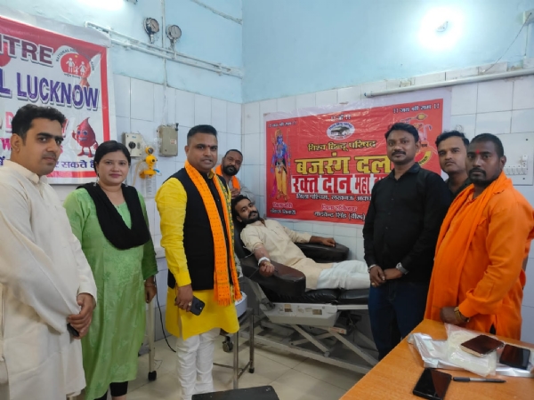 रक्तदान करते बजरंग दल के कार्यकर्ता