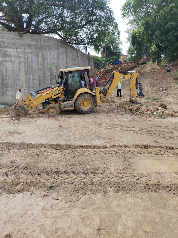 फोटो स्नान घाटो ठीक करती जेसीबी मशीन फोटो स्नान घाटो ठीक करती जेसीबी मशीन