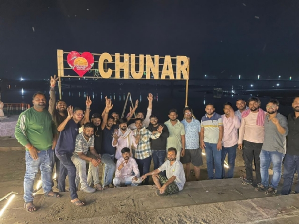 चुनार किला मोड़ स्थित साहित्य संतधाम घाट पर देव दीपावली की तैयारी करते चुनार क्लब के सदस्य।