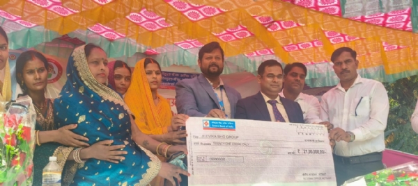 ऋण वितरण करते बैककर्मी