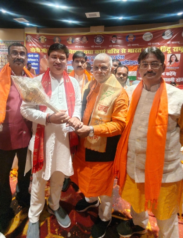 सम्मानित होते दीपक शुक्ला सम्मानित होते दीपक शुक्ला