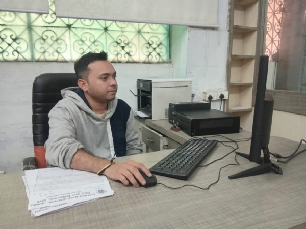 जानकारी देते सेंटर मैनेजर