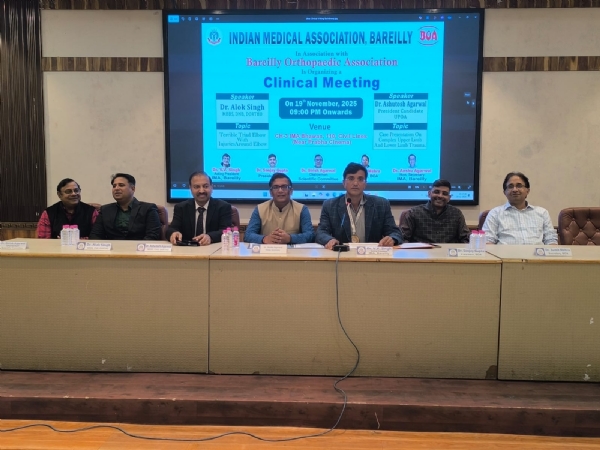 IMA बरेली एवं बरेली ऑर्थोपेडिक एसोसिएशन द्वारा आयोजित क्लिनिकल मीटिंग में उपस्थित चिकित्सक एवं विशेषज्ञ। मंच पर मौजूद डॉ. वी. वी. सिंह, डॉ. अंशु अग्रवाल, डॉ. कमेन्द्र सिंह, डॉ. संजीव गुप्ता, डॉ. सुमित मेहरा, डॉ. आर. पी. सिंह सहित अन्य वक्ता।