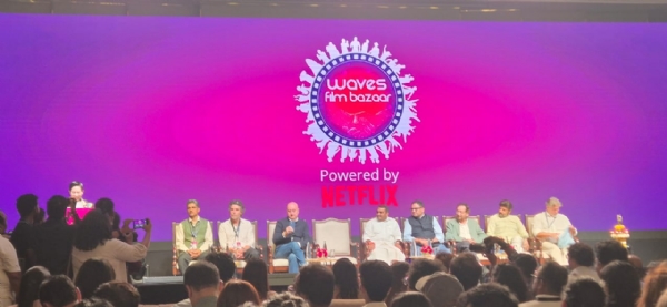 गोवा के पणजी में आईएफएफआई समारोह के उद्धाटन अवसर पर  मंच मौजूद गणमान्य