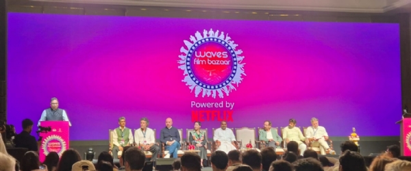 गोवा के पणजी में आईएफएफआई समारोह के उद्धाटन अवसर पर  मंच मौजूद मुख्य अतिथि और गणमान्य