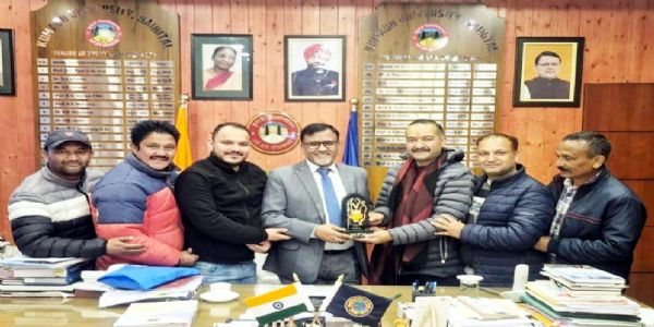 दीक्षान्त-समारोहस्य सफलतायाः उपरि कुलपति-दिवानस्य अभिनन्दनं कृतम्।