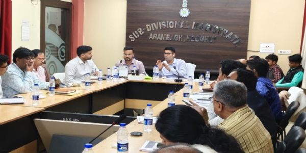 आरामबागकार्यालयीयसमीक्षोपवेशनम् , जिलाधिकारी विभागेभ्यः समयबद्धरीत्या कार्यं पूर्णीकर्तुं निर्देशो दत्तः