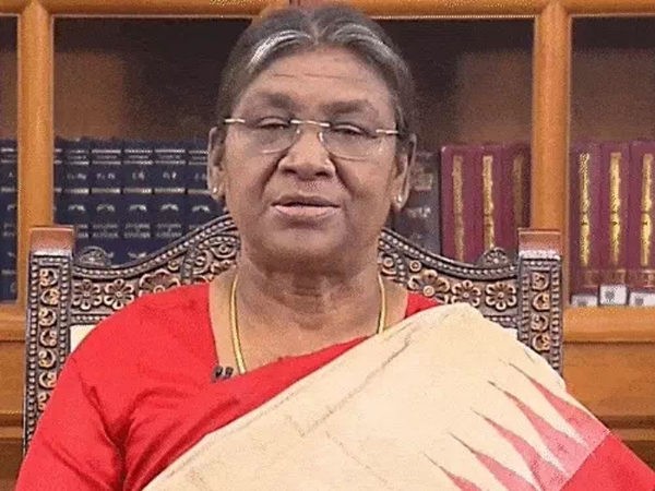 राष्ट्रपति द्रौपदी मुर्मू फाइल फाेटाे