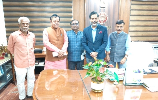 क्षेत्रीय आयुक्त से मिलते पदाधिकारी