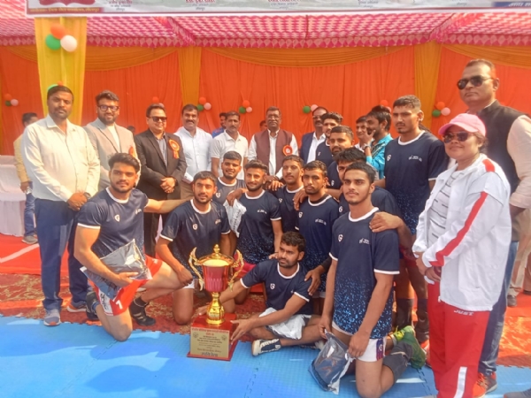 वाराणसी की टीम सभी सदस्यों के साथ वाराणसी की टीम सभी सदस्यों के साथ