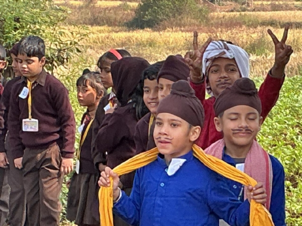 परिभ्रमण पर गए बच्चे